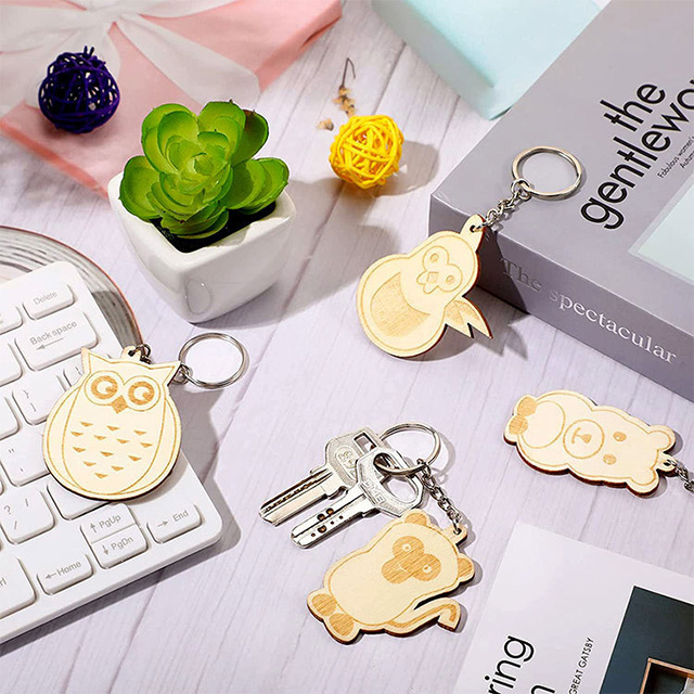 個(gè)性化(huà)雕刻天然木(mù)制(zhì)禮品鑰匙扣