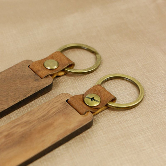 定制(zhì)皮革木(mù)質鑰匙扣挂件(jiàn)