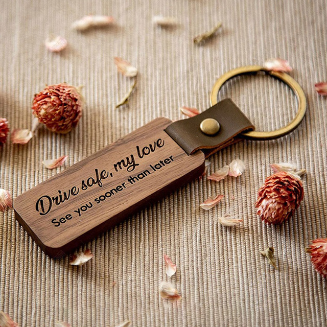 定制(zhì)皮革木(mù)質鑰匙扣挂件(jiàn)